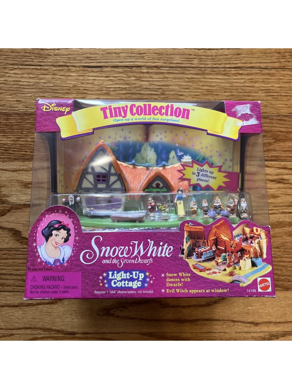 Disney Snow White and The Seven Dwarfs Light Up Cottage Tiny Collection Mattel